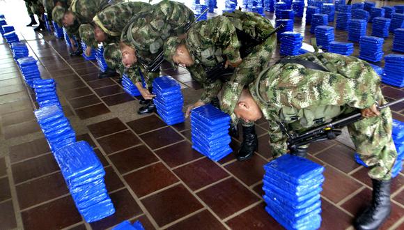 Soldados colombianos cuentan paquetes con marihuana durante una conferencia de prensa, departamento del Valle del Cauca, Colombia. (Foto referencial: CARLOS JULIO MARTINEZ / AFP)