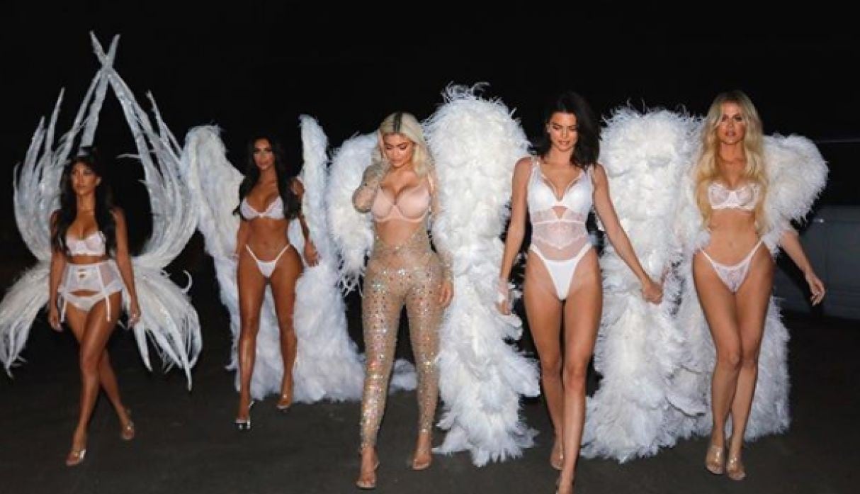 Las modelos del clan Kardashian sorprendieron al disfrazarse de sexys ángeles. (Foto: @kimkardashian)