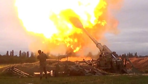 Una captura de imagen tomada de un video disponible en el sitio web oficial del Ministerio de Defensa de Azerbaiyán el 28 de septiembre de 2020, muestra un ataque de artillería azerí hacia las posiciones de los separatistas armenios en la región de Nagorno Karabaj. (Foto: AFP).
