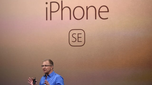 Apple presentó el nuevo iPhone SE, un teléfono más pequeño que la última generación de iPhone 6, pero igual de potente y más barato. Foto: AFP