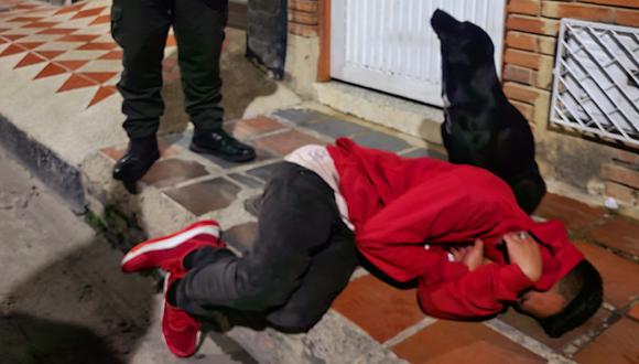 Inicialmente, el perrito se mostró un tanto agresivo con los policía que querían ayudar a su dueño dormido sobre la acera. (Foto: Gabriel Guerrero/Facebook)