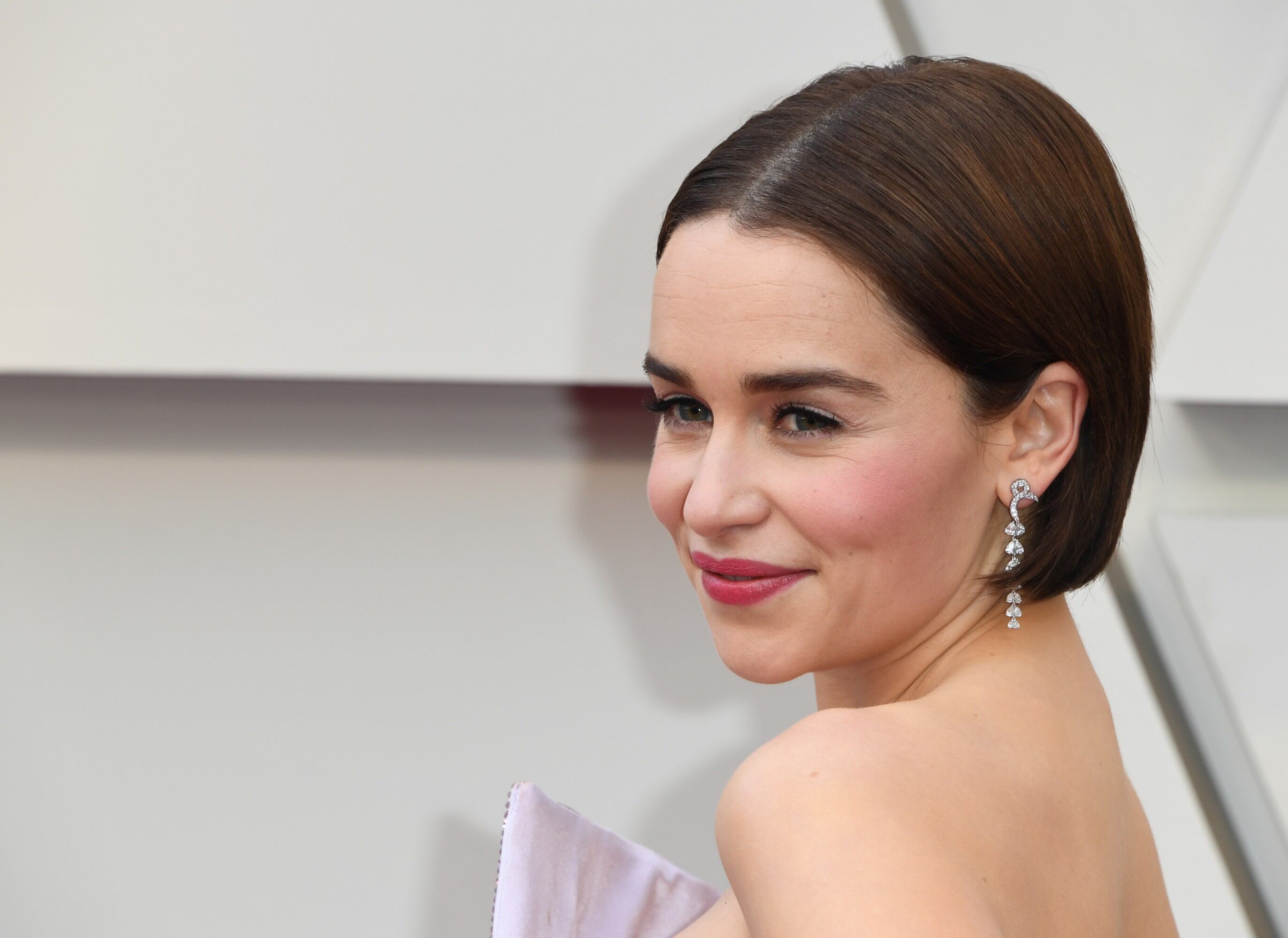Emilia Clarke, actriz de "Game of Thrones", deslumbró con su belleza a todos los presenten en la alfombra roja de los Oscar 2019. (Foto: AFP)