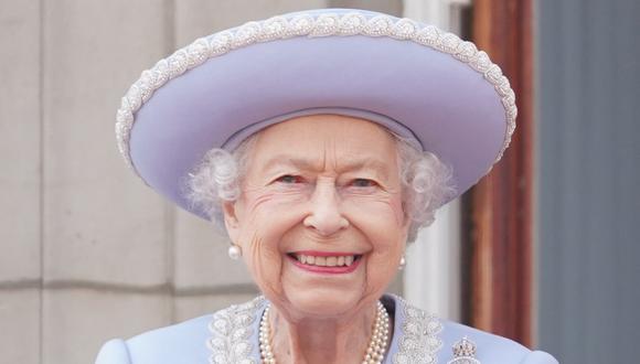 Isabel II estaba acostumbrada a lucirse con pendientes, collar de perlas y broches en cada presentación oficial. (Foto: AFP)