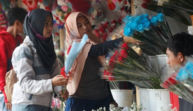 Varios indonesios salieron a las calles para rechazar las celebraciones por San Valentín.