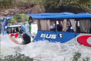 Chachapoyas: Bus interprovincial con pasajeros cae al río y deja al menos 10 heridos y una persona desaparecida