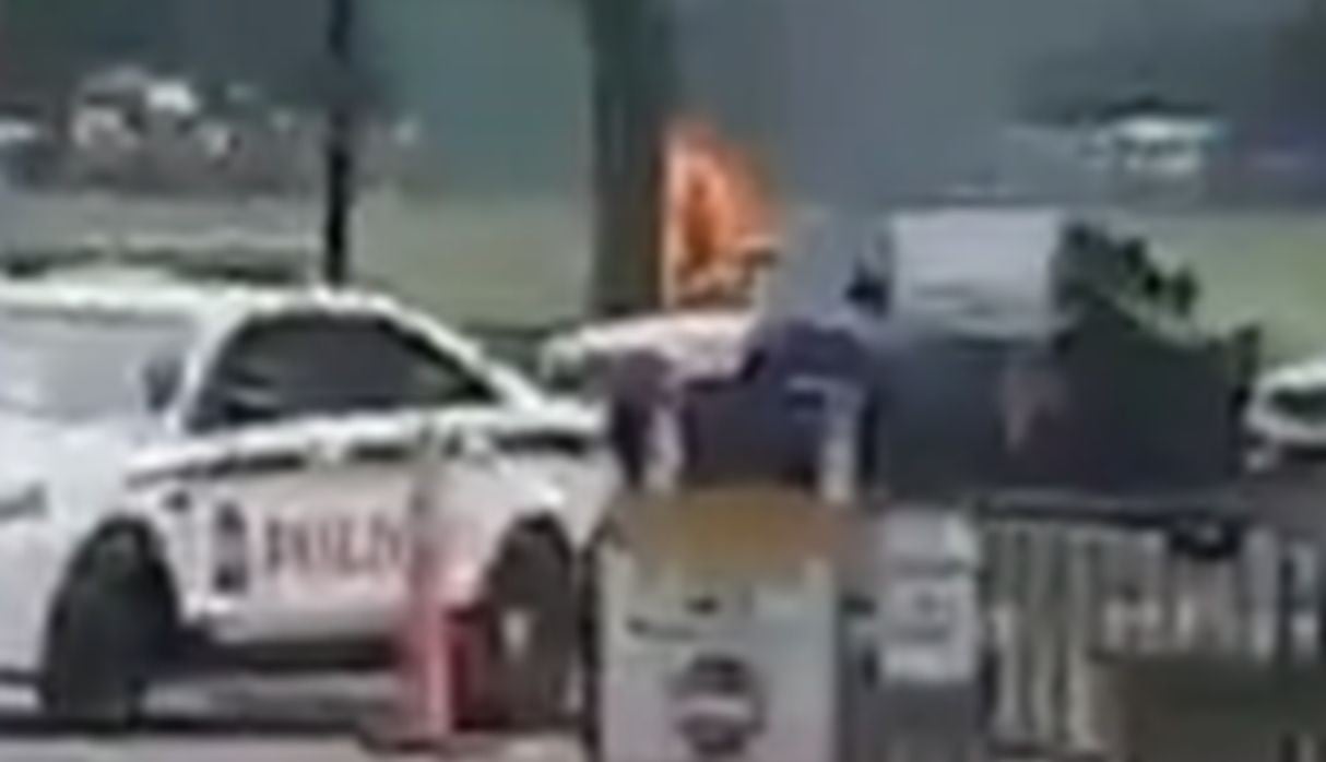 Fuertes imágenes de hombre que se prendió fuego cerca a la Casa Blanca. (Foto: Captura de video)