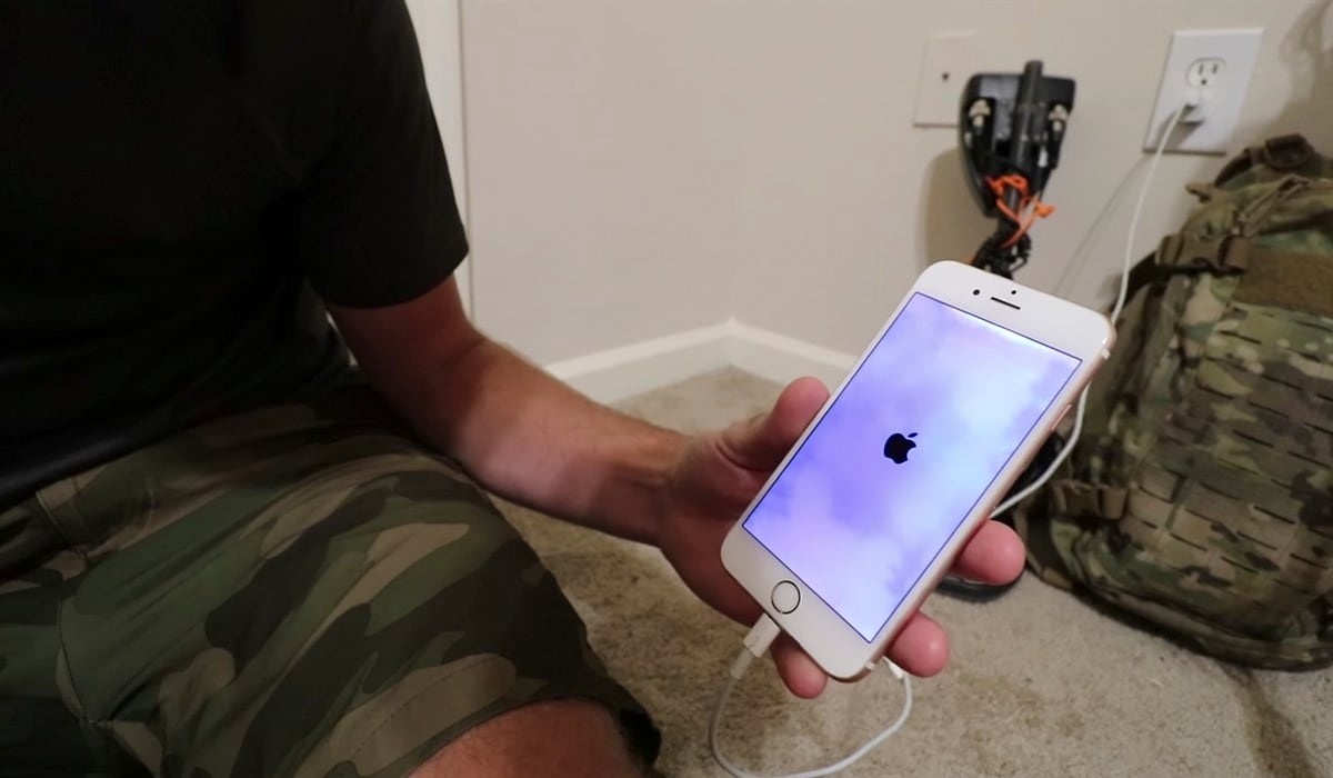 Un youtuber encuentra un iPhone en el fondo de un río que sigue funcionando 15 meses de haber caído al agua. El video es viral en YouTube. (nuggetnoggin)