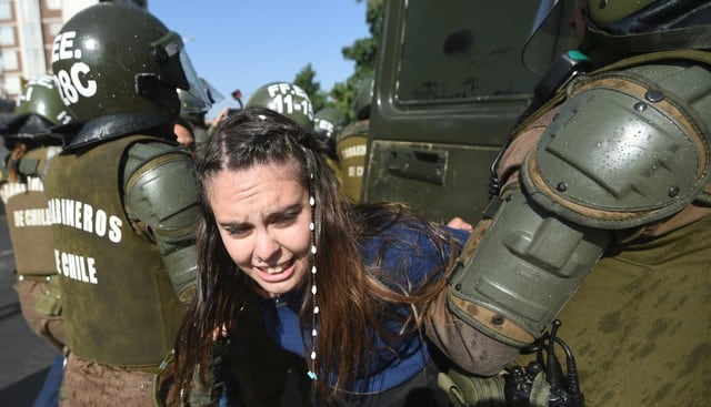 Una veintena de personas fueron detenidas en la manifestación contra el Papa Francisco. Fotos: AFP