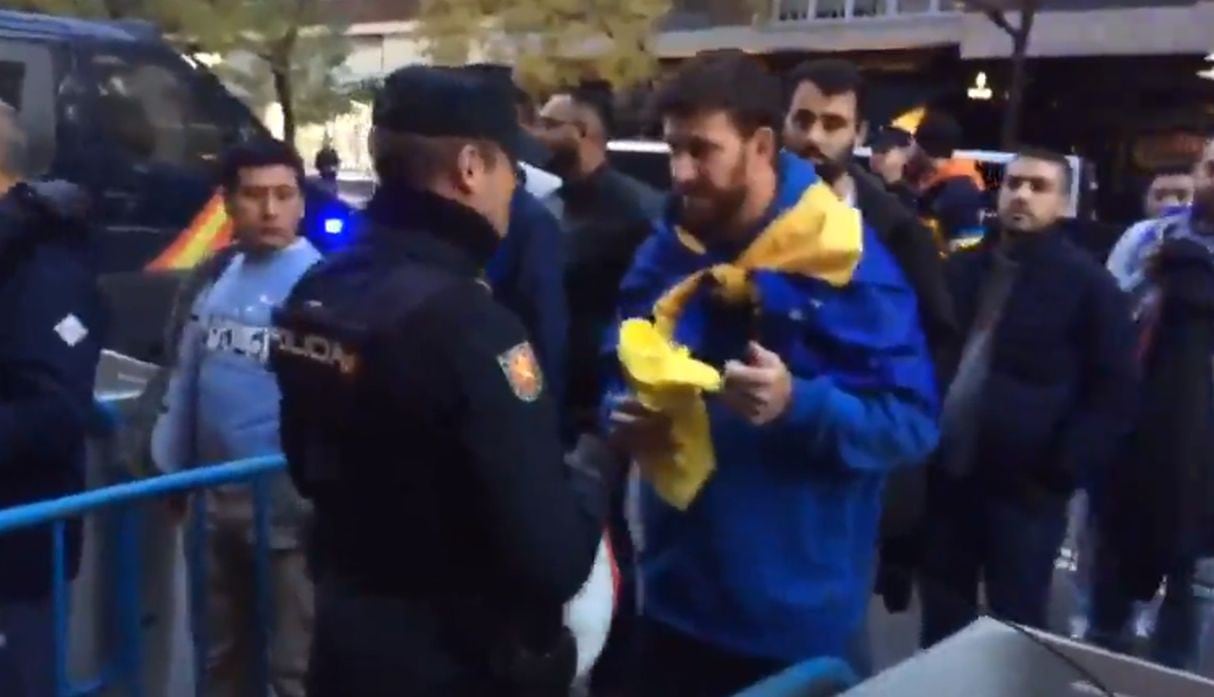 Los policías de Madrid requisaron todo lo relacionado al color amarillo a los hinchas de Boca Juniors. (Capturas: Twitter)