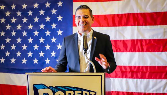 El peruano Robert García tiene una amplia experiencia en política, en 2014 fue elegido como alcalde de Long Beach. (Foto:  Twitter / @RobertGarcia).