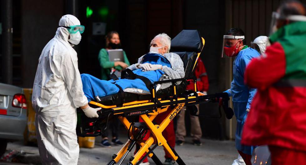 Imagen referencial. Un anciano con síntomas del nuevo coronavirus es trasladado a un hospital de Buenos Aires. (AFP / RONALDO SCHEMIDT).