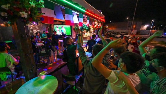 Personas se concentran en un bar de Italia por el Campeonato Europeo de Fútbol. (Foto: Alberto PIZZOLI / AFP)