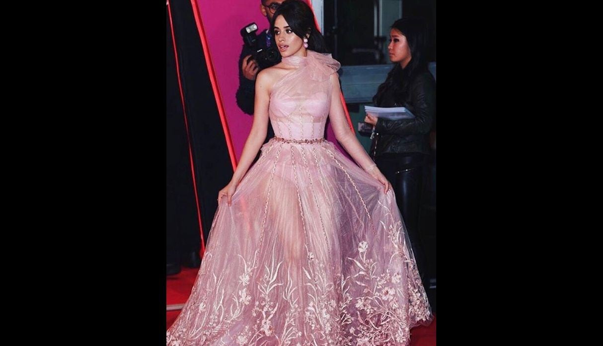 Camila Cabello en vestido de transparencias rosado