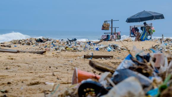 Los residuos de plástico terminan en el mar y este no suele ser biodegradable. Según la ONG internacional 5 Gyres, reveló que son 270 mil las toneladas de plástico que existen en los océanos de todo el mundo. Foto: Pexels.