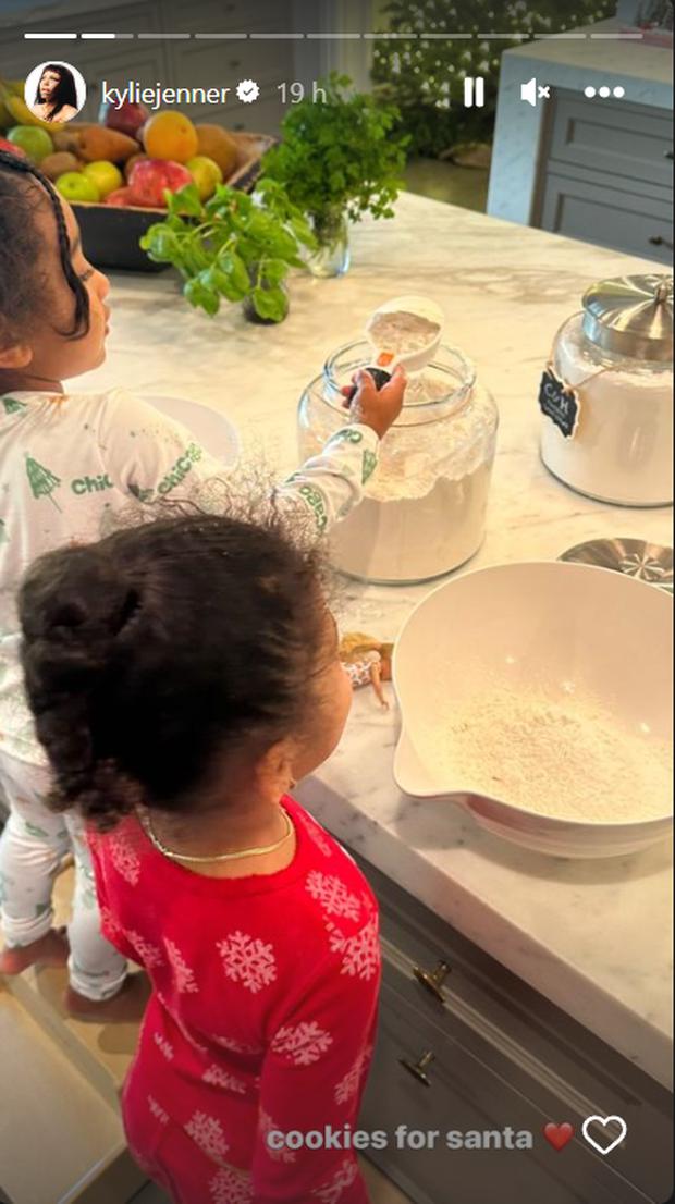 Tradiciones Navideñas: Kylie Jenner pasó la mañana en la cocina haciendo galletas con su hija Stormi y su sobrina Chicago, ambas de cuatro, en Nochebuena. (Ig:@kyliejenner)