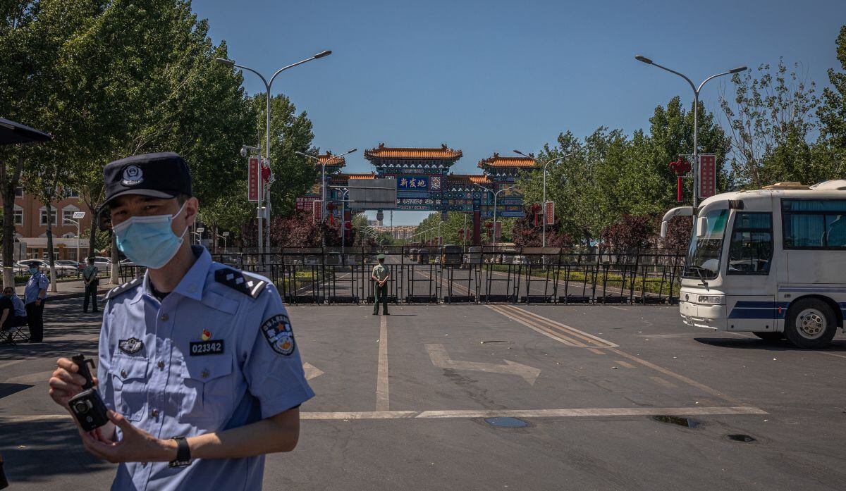 El mercado de Xinfadi en Beijing ha sido clausurado pues 36 de los 57 nuevos casos son de este centro de abastos. (EFE).