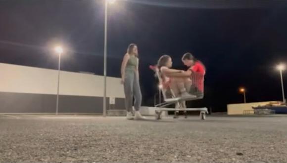 Las jóvenes decidieron pasar el rato escuchando música, pero terminaron encerradas en un carrito de supermercado. (Foto: captura video La Vanguardia)