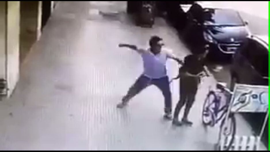 Una anciana fue agredida cuando enganchaba su bicicleta a la vereda. (Captura)