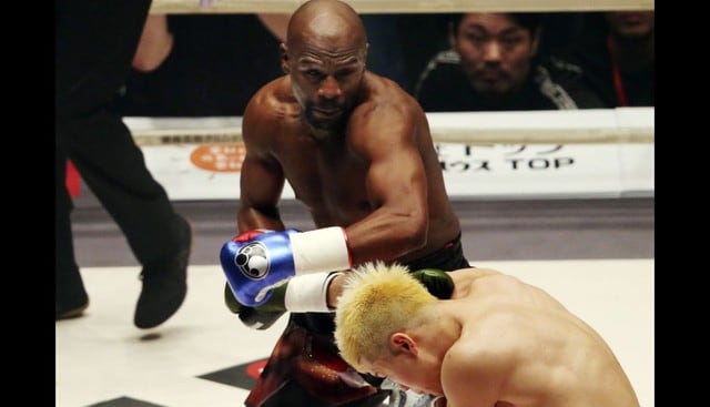 Floyd Maywather destruye a Tenshin Nasukawa en solo un round y lo deja llorando en Rizin 14. Foto: AFP
