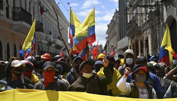 Los manifestantes gritan consignas mientras marchan en Quito el 29 de junio de 2022, en el marco de las protestas lideradas por indígenas contra el alto costo de la vida. (Foto por Martín BERNETTI / AFP)