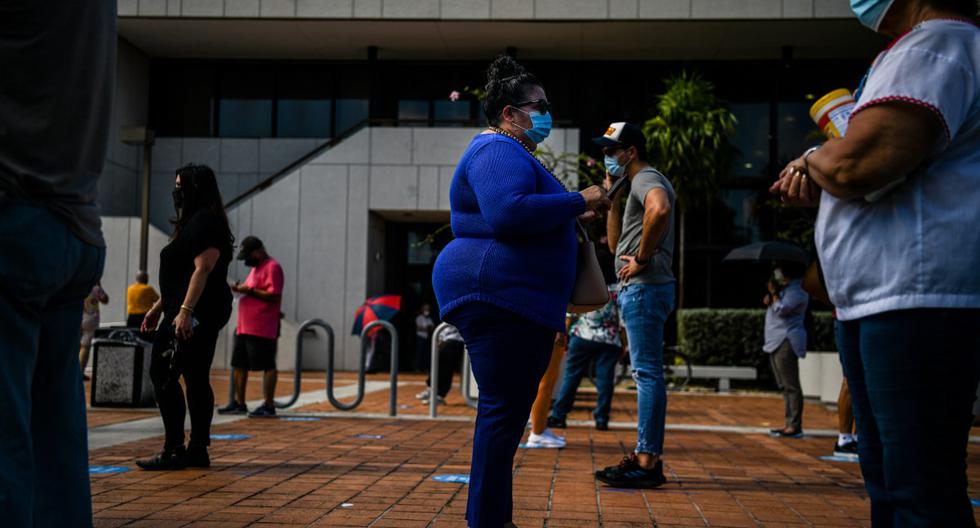 Yrayda Guanipa, de 58 años, hace fila para votar en la Biblioteca Regional de Westchester en Miami, el 23 de octubre de 2020. (CHANDAN KHANNA / AFP).