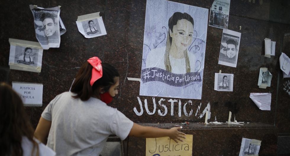 Una mujer coloca en un monumento un mensaje escrito a mano que dice en español: "Justicia para Ursula". (AP/Natacha Pisarenko).