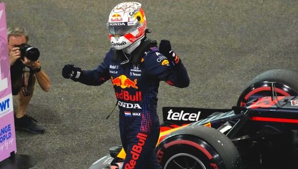 Verstappen se quedó con la carrera en Abu Dhabi tras vencer en un reñido encuentro a Hamilton. (FOTO: EFE)