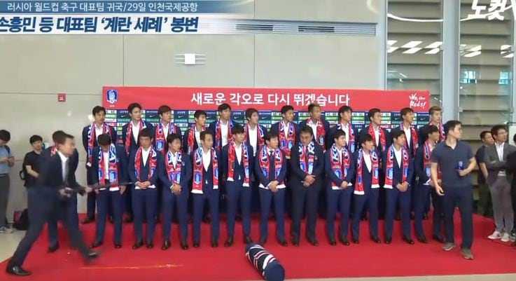 Selección de Corea del Sur fue recibida a 'huevazos'