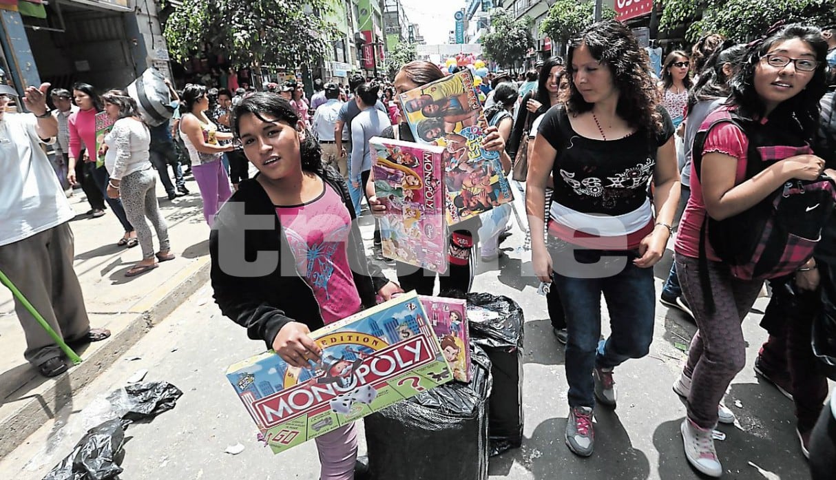 Miles compran a última hora y abarrotan las calles del Centro de Lima por Navidad