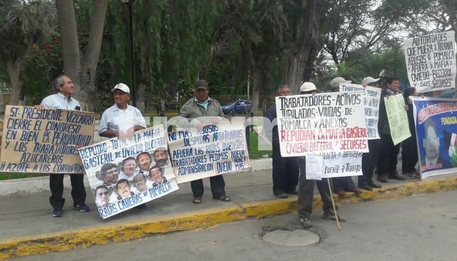 Jubilados de Pomalca protestan contra el Grupo Oviedo por incumplimiento de beneficios laborales. Foto: Trome / Regiones