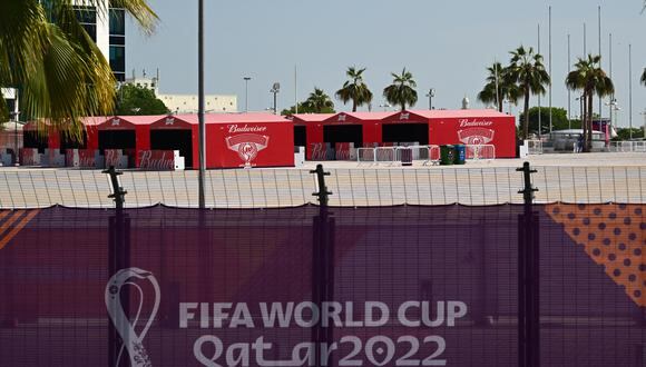 Los quioscos de cerveza Budweiser se muestran en el Estadio Internacional Khalifa en Doha el 18 de noviembre de 2022, antes del torneo de fútbol de la Copa Mundial de Qatar 2022. (Foto: MIGUEL MEDINA / AFP)