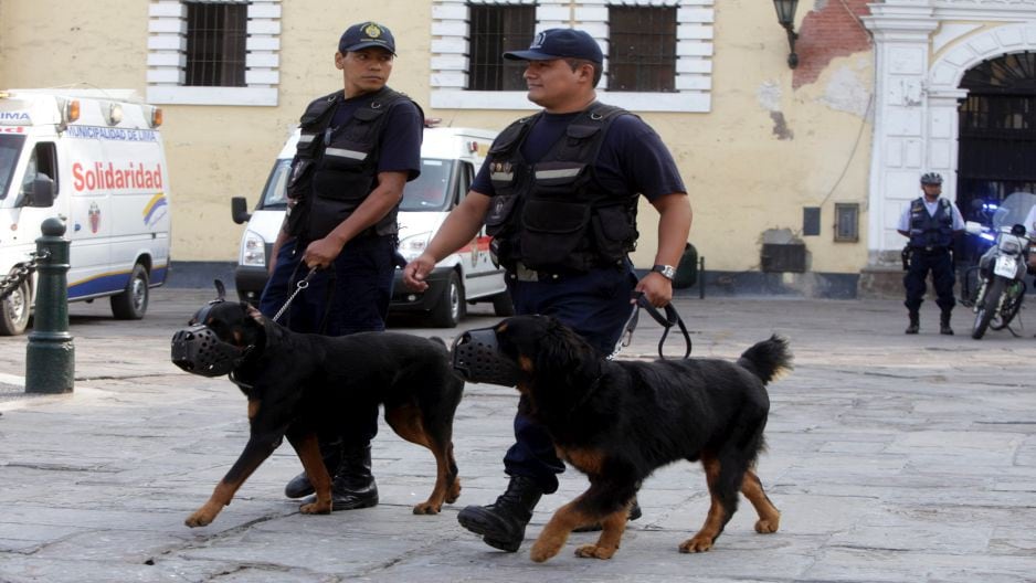 Serenos con la brigada canina de la Municipalidad de Lima.