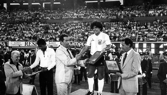 Julio César Uribe, Diego Armando Maradona y un copado Monumental de River Plate. Fue el 24 de marzo de 1982. (GEC)