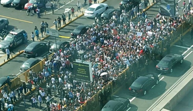 Hinchas esperan a Paolo Guerrero en el Aeropuerto. Foto: Twitter