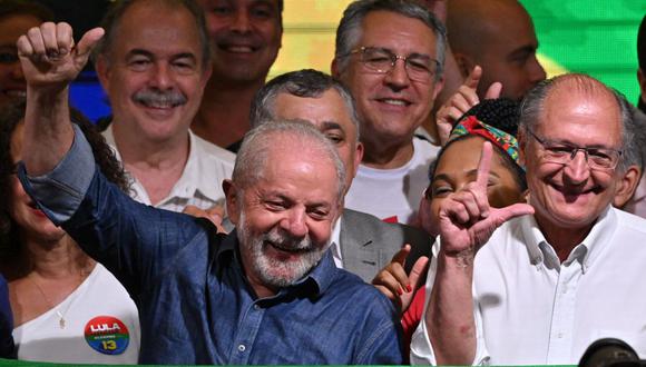 El presidente y vicepresidente electos del Partido de los Trabajadores (PT) de izquierda, Luiz Inacio Lula da Silva, y Geraldo Alckmin celebran después de ganar la segunda vuelta de las elecciones presidenciales, en Sao Paulo, Brasil, el 30 de octubre de 2022. (Foto de NELSON ALMEIDA / AFP )