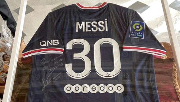 “Para Francisco con mucho cariño”, se leía en la camiseta firmada por Lionel Messi para el papa Francisco. (Foto: EFE/ Vaticanmedia)
