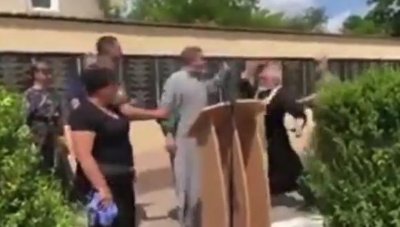 Una insólita pelea entre sacerdotes se hizo viral luego de que uno atacara a Vladimir Putin. (Twitter: @visegrad24)