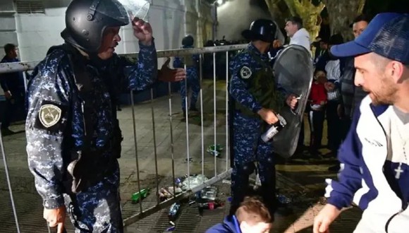 Hubo dos detenciones tras los incidentes en el Gimnasia vs. Boca Juniors. (Foto: AP)