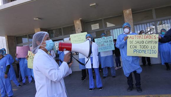 Médicos del Honorio Delgado Espinoza protestaron por la falta de los EPP. (Foto: GEC)
