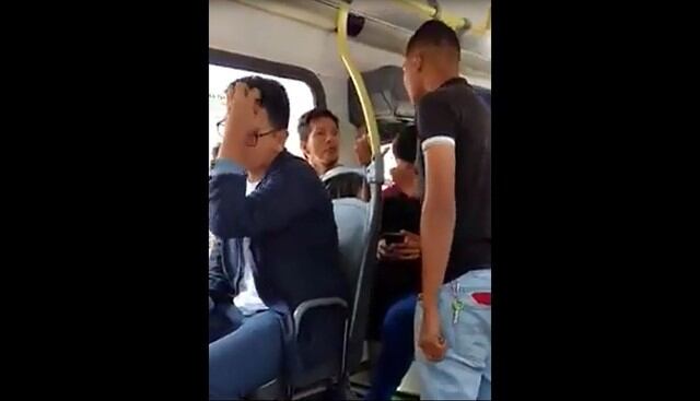 Peruano y venezolano se agarraron a golpes en un bus.