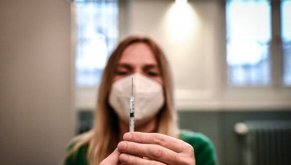"La obligación respecto a la vacuna es un absoluto último recurso", adelantó la OMS - Europa. (Foto:  STEPHANE DE SAKUTIN / AFP)