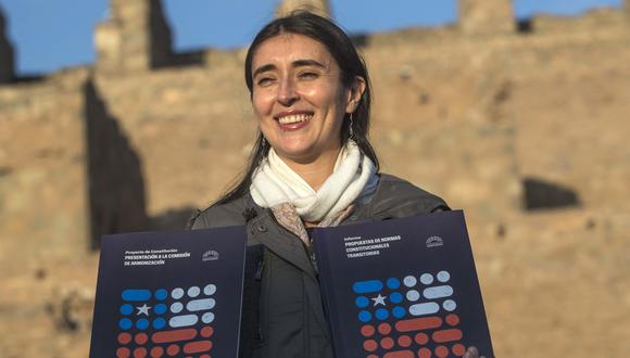La Presidenta de la Convención Constituyente, María Elisa Quinteros, presenta oficialmente el proyecto de nueva constitución, en el Monumento Nacional Ruinas de Huanchaca en Antofagasta, norte de Chile, el 16 de mayo de 2022. (Foto de CRISTIAN RUDOLFFI / AFP)