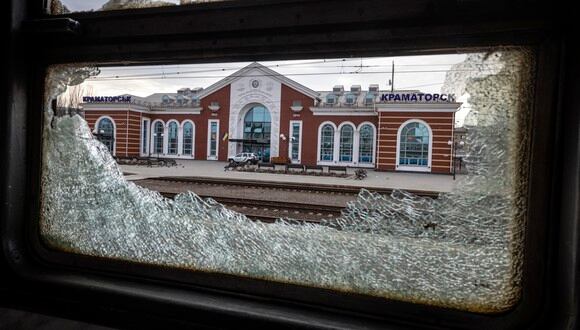 La estación de tren, vista desde un vagón de tren, después de un ataque con cohetes en Kramatorsk, en el este de Ucrania. (Foto de FADEL SENNA / AFP)