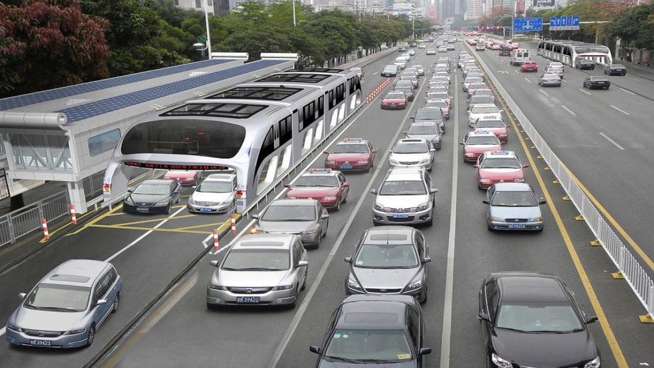 Chinos prueban un gigantesco autobús que se eleva a más de dos metros de altura para avanzar por encima de dos carriles llenos de vehículos.