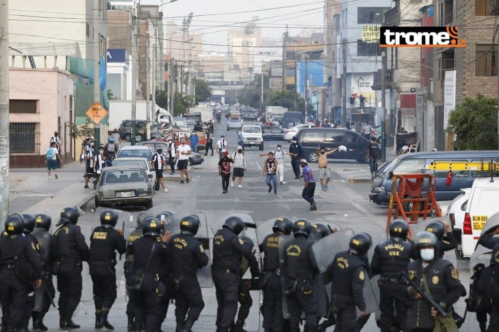 Enfrentamientos entre barristas de Alianza Lima y la policía fueron reportados en las cercanías del Estadio Nacional. (Foto: Cesar Bueno/GEC)