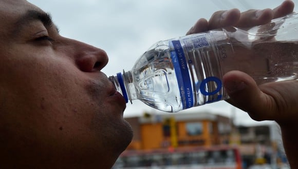 Beber abundante agua (de 6 a 8 vasos al día) para evitar la deshidratación es importante. (Foto: Andina)
