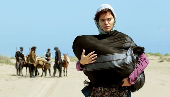 Demir se lleva a Züleyha y Adnan, intentando escapar al extranjero, cruzando el desierto (Foto: Tims & B Productions)