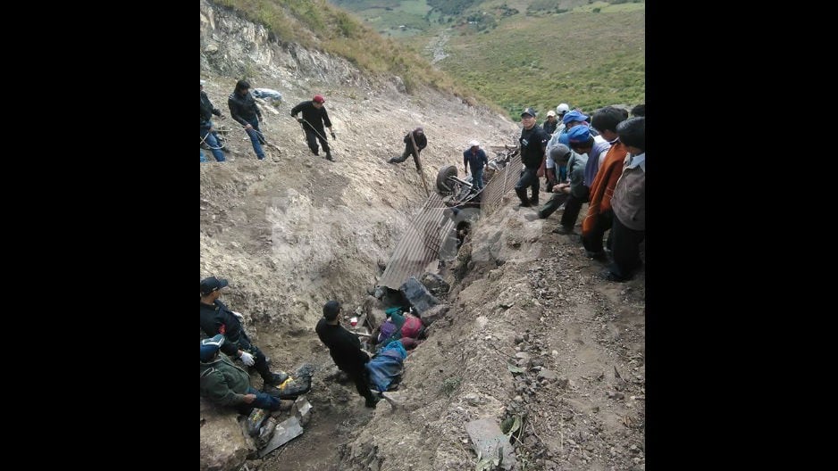 16 murieron en caída de camión a abismo en Cajamarca.