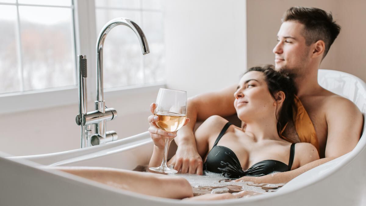 Beneficios de bañarse en pareja Cómo favorece el baño en una relación| Parejas|sexo | FAMILIA 