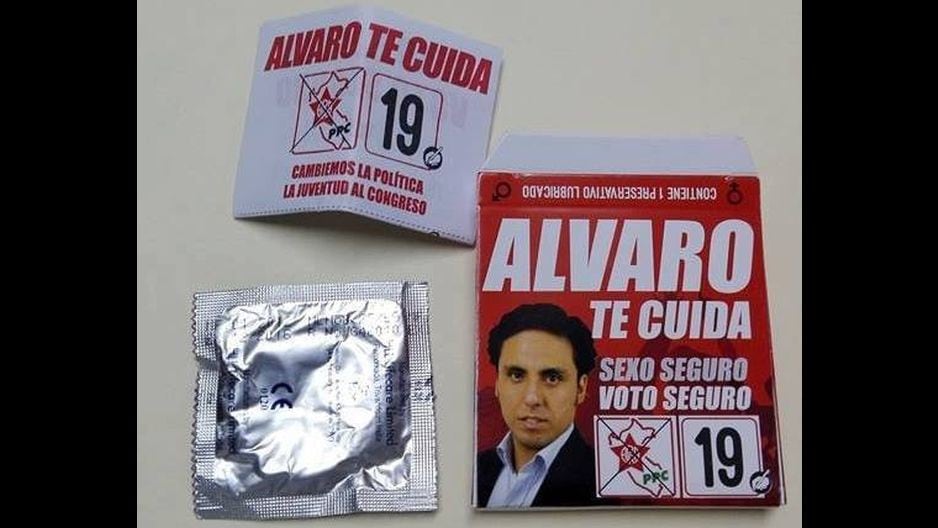 Candidato de Alan García regala condones con su cara.